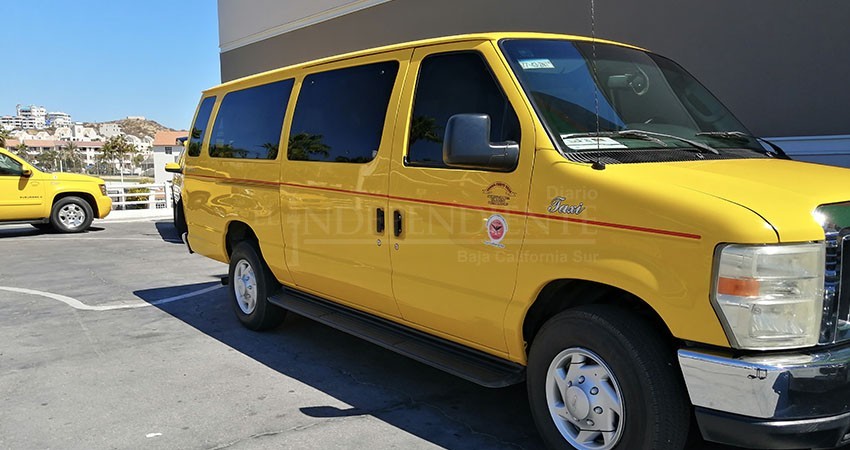 Debido al tráfico de Los Cabos, taxistas doblan su tiempo en cada viaje