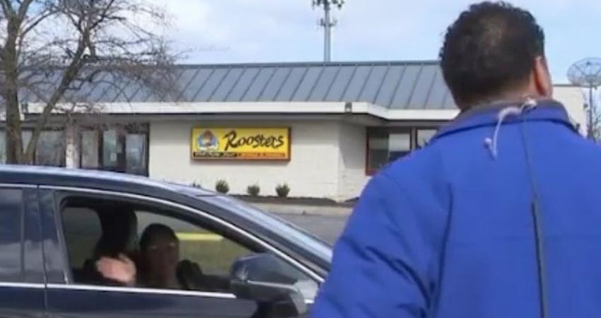 Mamá interrumpe a su hijo reportero solo para saludarlo y se hace viral