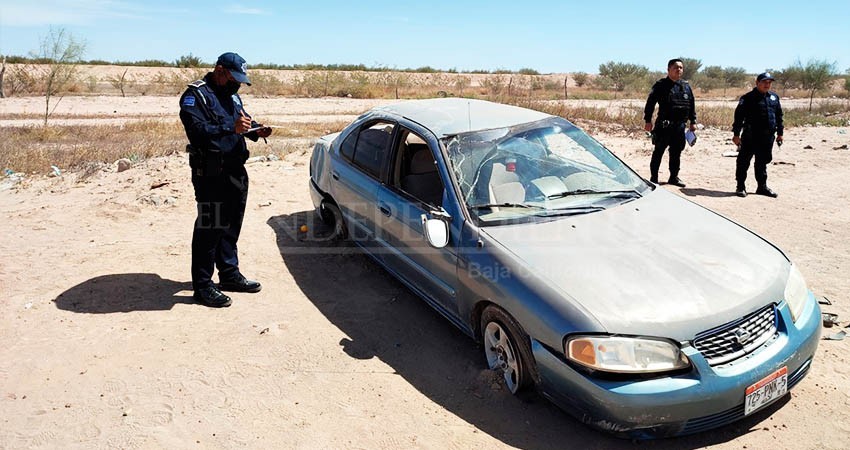 Adolescentes acelerados vuelcan al derrapar en carro que “robaron” 