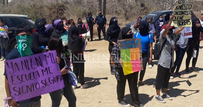 "Aquí no hay profesores, hay acosadores", denuncian alumnas de secundaria en CSL