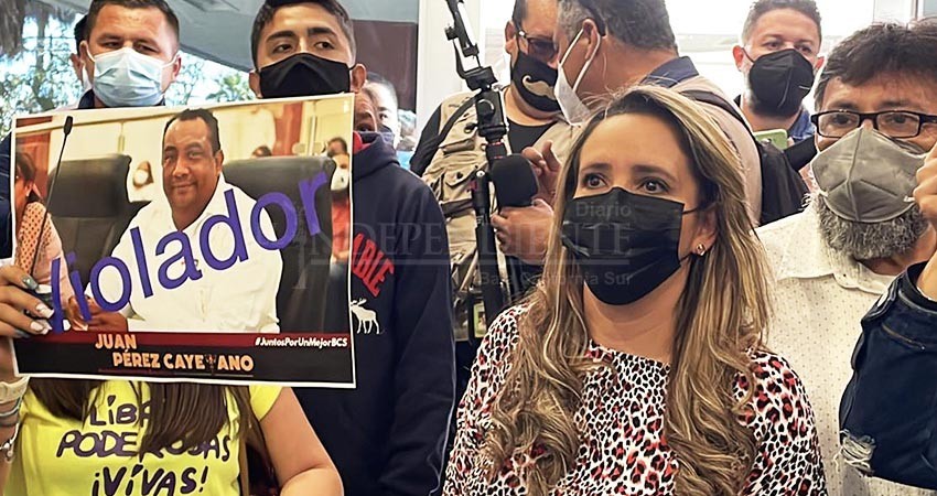 “No le regalaré mi silencio a este hombre”, víctima de abuso sexual protesta ante congreso