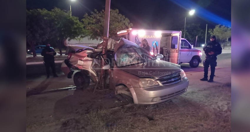 Hombre prensó su carro contra un poste