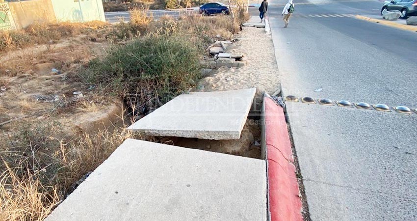 Denuncian derrumbe de banqueta en Lomas de Guaymitas, SJC