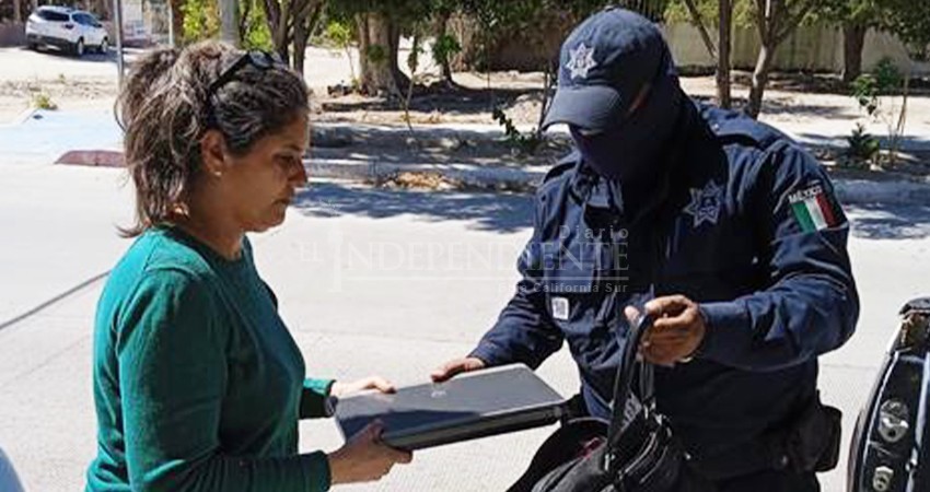 Devuelven policía computadora encontrada en la vía pública