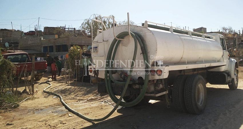 Hasta 17 pipas de agua donan hoteles para abastecer colonias de Los Cabos