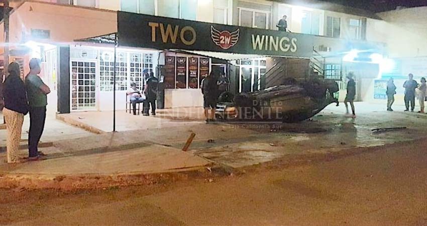 Aparatosa volcadura de Mustang inaugura accidentes viales en abril