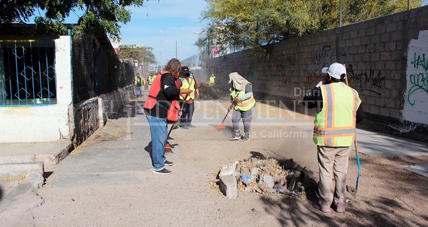 Realiza Ayuntamiento de La Paz jornada de limpieza en la colonia 8 de Octubre