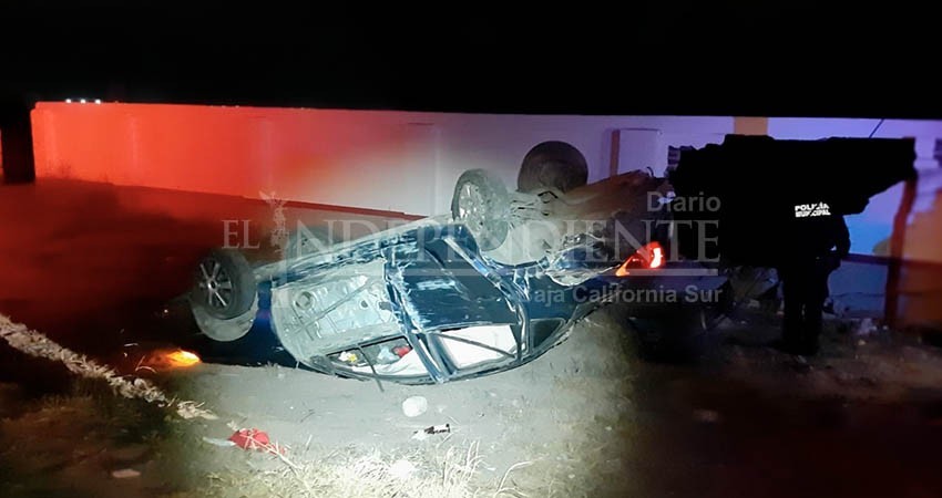 Tres lesionados en aparatoso choque y volcadura en Comondú