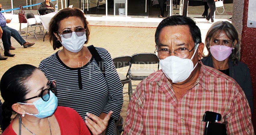 Protestan maestros jubilados de BCS por falta de pago