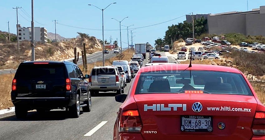 Protestan transportistas del sector turístico de Los Cabos; Ayto advierte que están en la ilegalidad