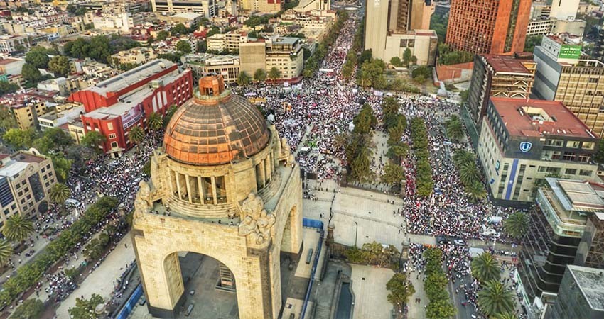 Simpatizantes de AMLO abarrotan Monumento a la Revolución por Revocación de Mandato