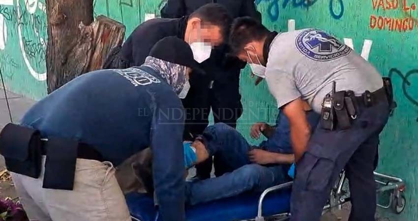 Con heridas graves, auxilian a masculino en calles de la colonia Santa Fe, en La Paz