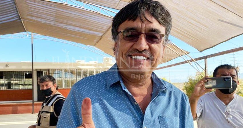 "Es un honor estar con Obrador": Leggs al emitir su voto