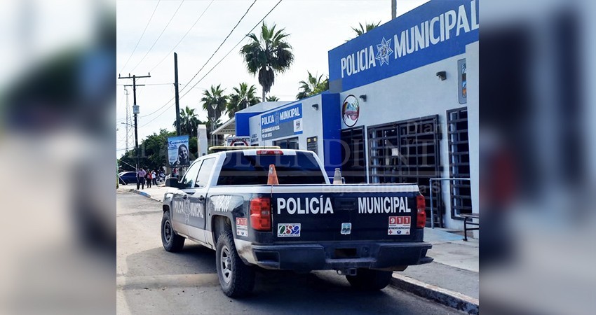 Policías municipales golpean y encarcelan  a joven comundeño que no les pidió perdón