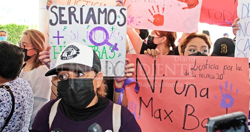 Prefecto señalado por acoso en secundaria huyó del país: padres de familia