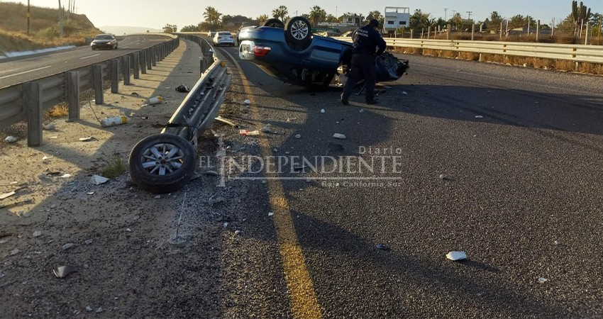 Pareja lesionada tras volcarse en su carro cerca de Todos Santos
