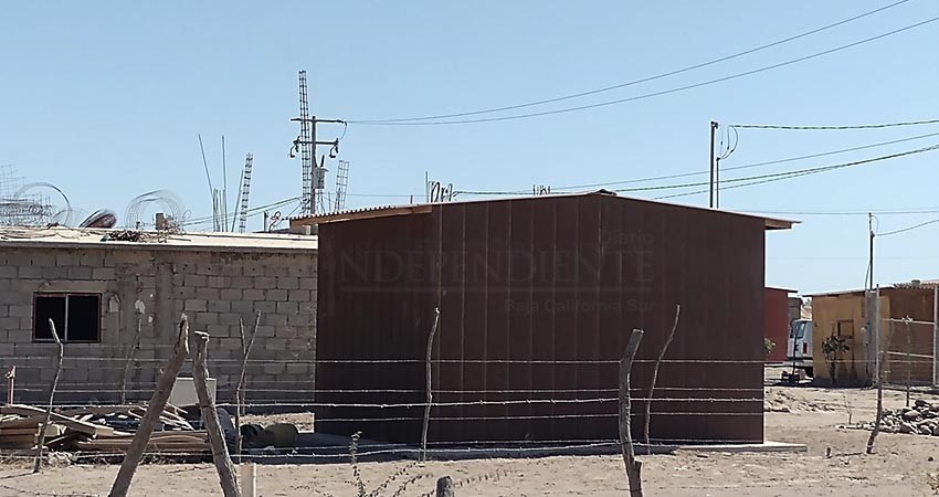 Reprocha gobernador a Mendoza Davis la construcción de casas de madera de 4 por 4 para familias sudcalifornianas