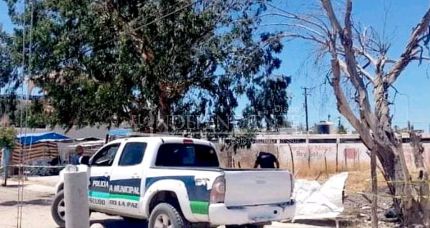 Encuentran hombre sin vida en terreno baldío