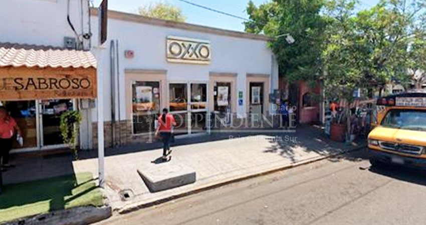 Entró a un Oxxo machete en mano, amenazó a empleada, se llevó 300 pesos y un jugo