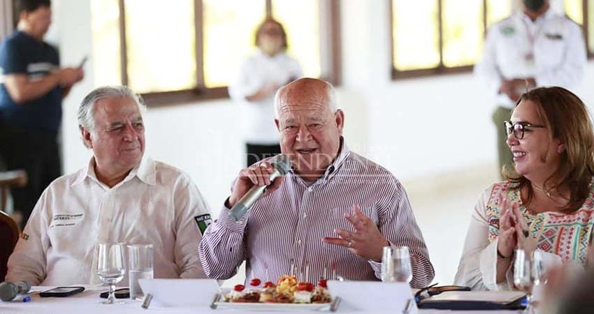 Secretario de Turismo y Gobernador se reúnen con empresarios de Loreto