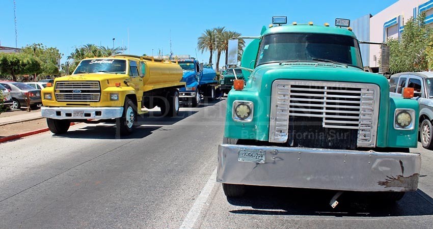 “Somos un mal necesario”; advierten piperos que hacen llegar el agua a dónde nadie puede