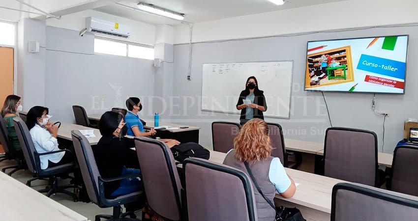 Capacita UABCS a personal bibliotecario de escuelas primarias