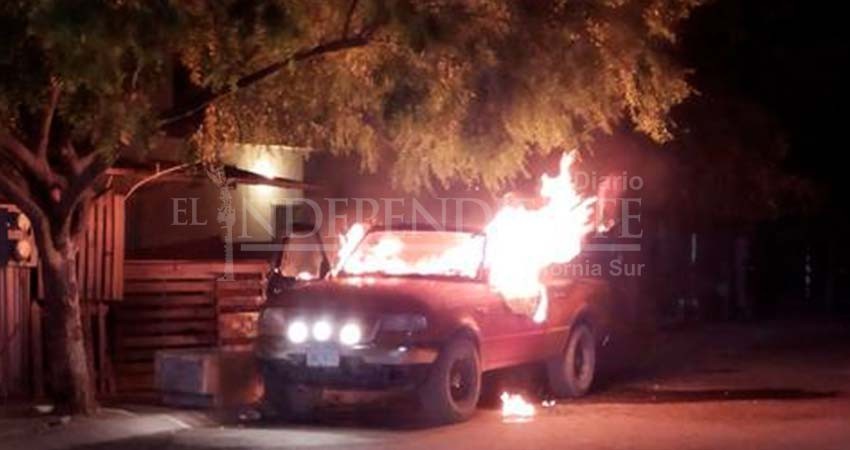 Corto circuito genera incendio que consume vehículo