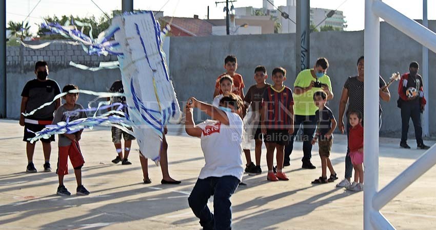 Con crucero hecho piñata, celebran "pequeña victoria" ante el modelo neoliberal