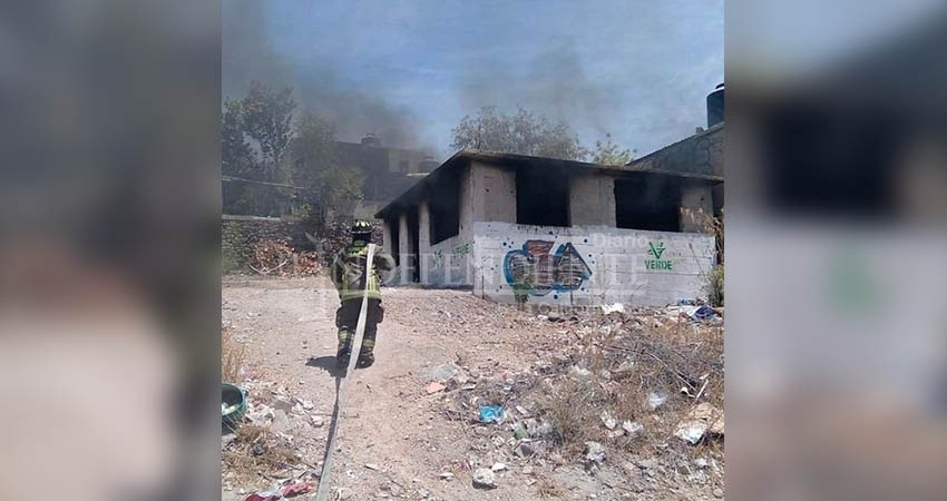 Sofocan bomberos incendios de vivienda y otro de pastizal  en La Paz