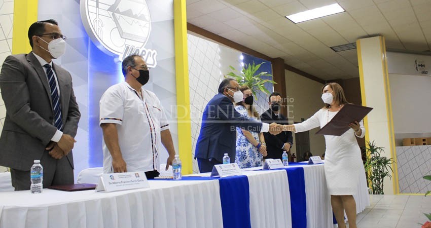 UABCS reconoce a docentes por años de servicio