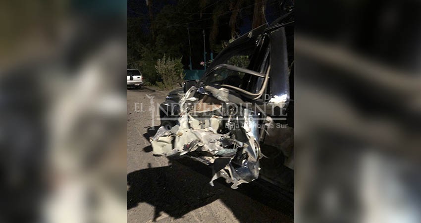 Huyó tras chocar y destrozar vehículo estacionado