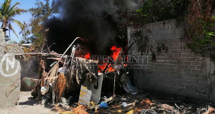Desalojan  a vecinos de vivienda presa de un incendio en La Paz