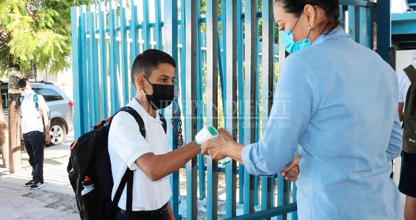 Descarta gobernador suspensión de clases por brotes de Covid-19 en escuelas