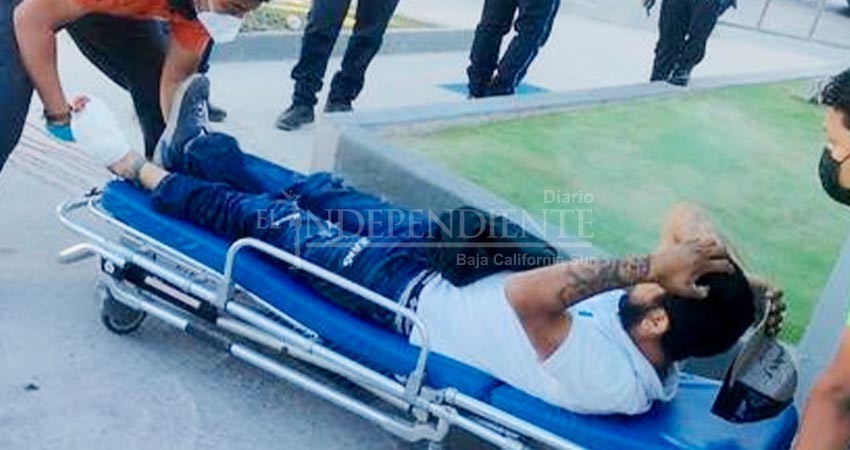 Por alcanzar al pesero cayó a un hoyo y se clavó una varilla en el pie izquierdo