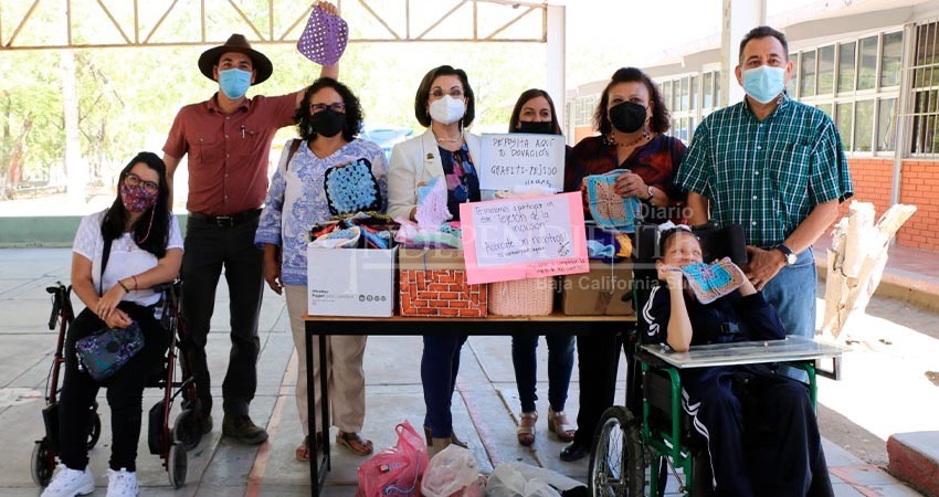 Colecta UABCS 300 cuadritos tejidos como parte de campaña de inclusión mundial