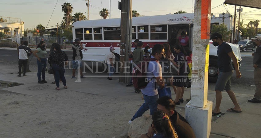 Denuncian en redes que choferes de transporte público niegan servicio a estudiantes