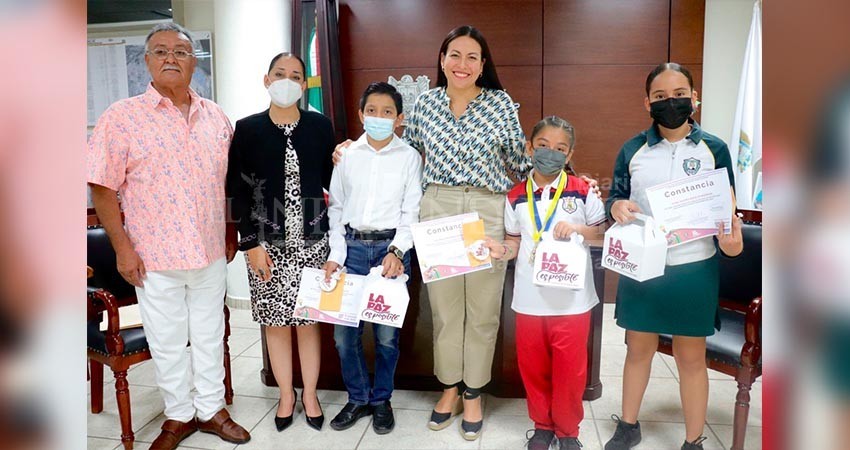 Premia Alcaldesa de La Paz a ganadores del Concurso Emprende Kids