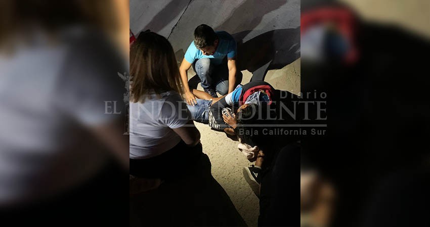 ¡Por el arroyo de Camino Real! Adulto y menor lesionados al ser arrollados por una motocicleta