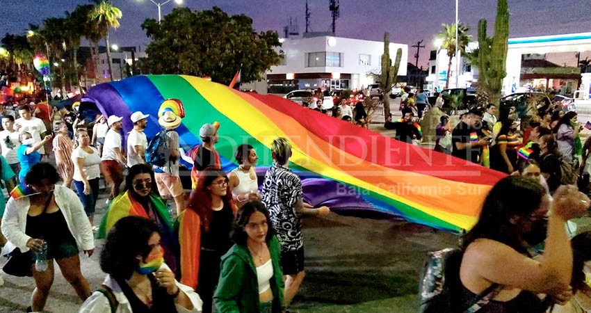 Cabo San Lucas se pinta de colores con la marcha LGBTQ+