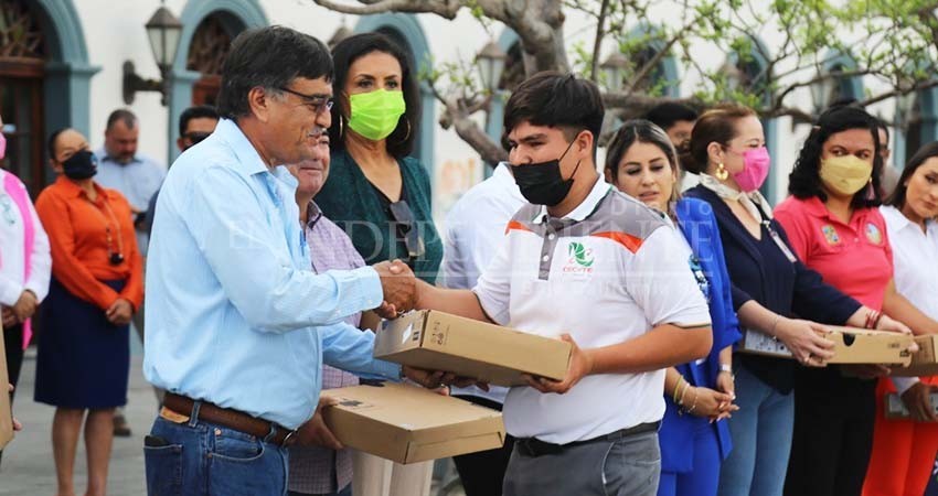 Ayuntamiento de Los Cabos entrega apoyos a jóvenes estudiantes y deportistas; erogaron 180 mil pesos