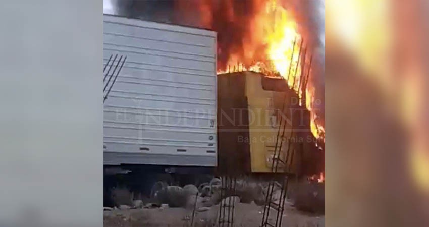 De la nada, arde tractocamión en Ciudad Constitución