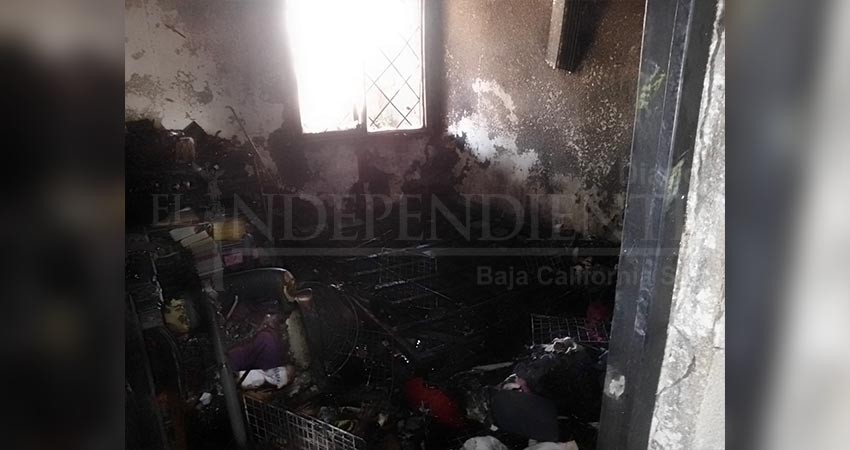 Incendio arrasa con vivienda en colonia La Fuente