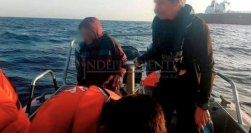 Rescata SEMAR a dos náufragos por hundimiento de su velero Comondú