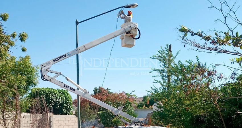 Rehabilita Servicios Públicos de La Paz luminarias en colonia Navarro Rubio