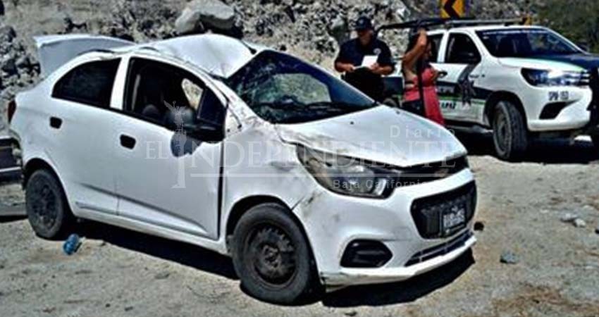 Volteretas fuera de la carretera con su auto y salieron vivos