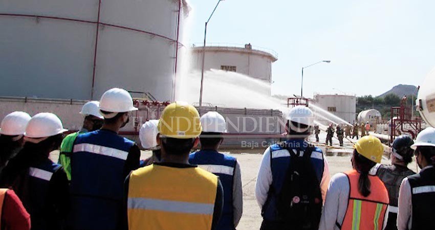 Estudiantes de la UABCS participan en simulacro de emergencia química en PEMEX