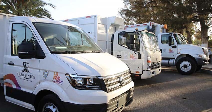 Entrega Ayuntamiento de La Paz dos nuevos camiones recolectores en Todos Santos