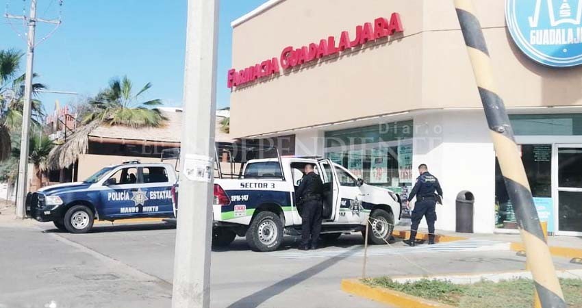 Otra vez… Hombre con pistola asalta farmacia Guadalajara