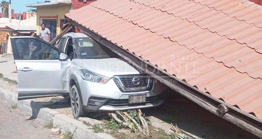 Se le botó el cambió y chocó su auto contra techumbre y vehículo en Todos Santos