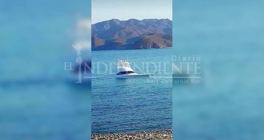 Rescatan a ocupantes de yate que se hundió en Ensenada de Muertos